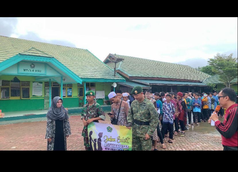 Peringati Harlah Yang Ke-27 MTsN 4 HSU Gelar Jalan Sehat Dengan Aneka Kostum