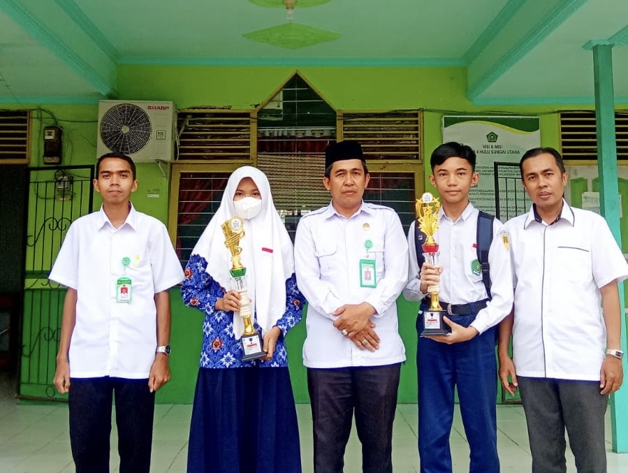 Siswa dan Siswi MTsN 4 HSU Raih Juara 1 Dalam Lomba Pidato Bahasa Inggris dan nyanyi solo
