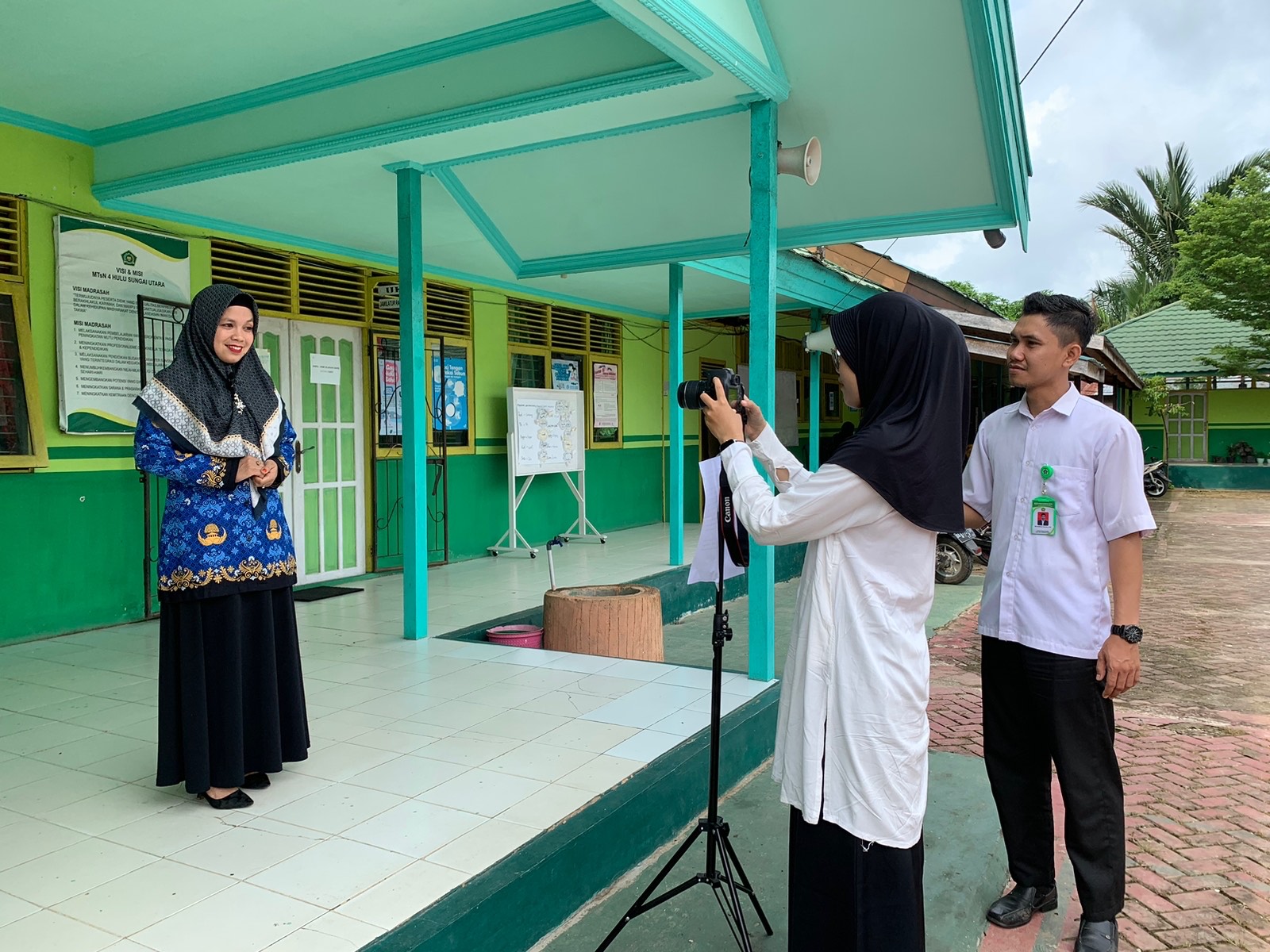 Persiapan Pembuatan Video PPDB, MTsN 4 HSU Take Video Testimoni Dari Wali Siswa