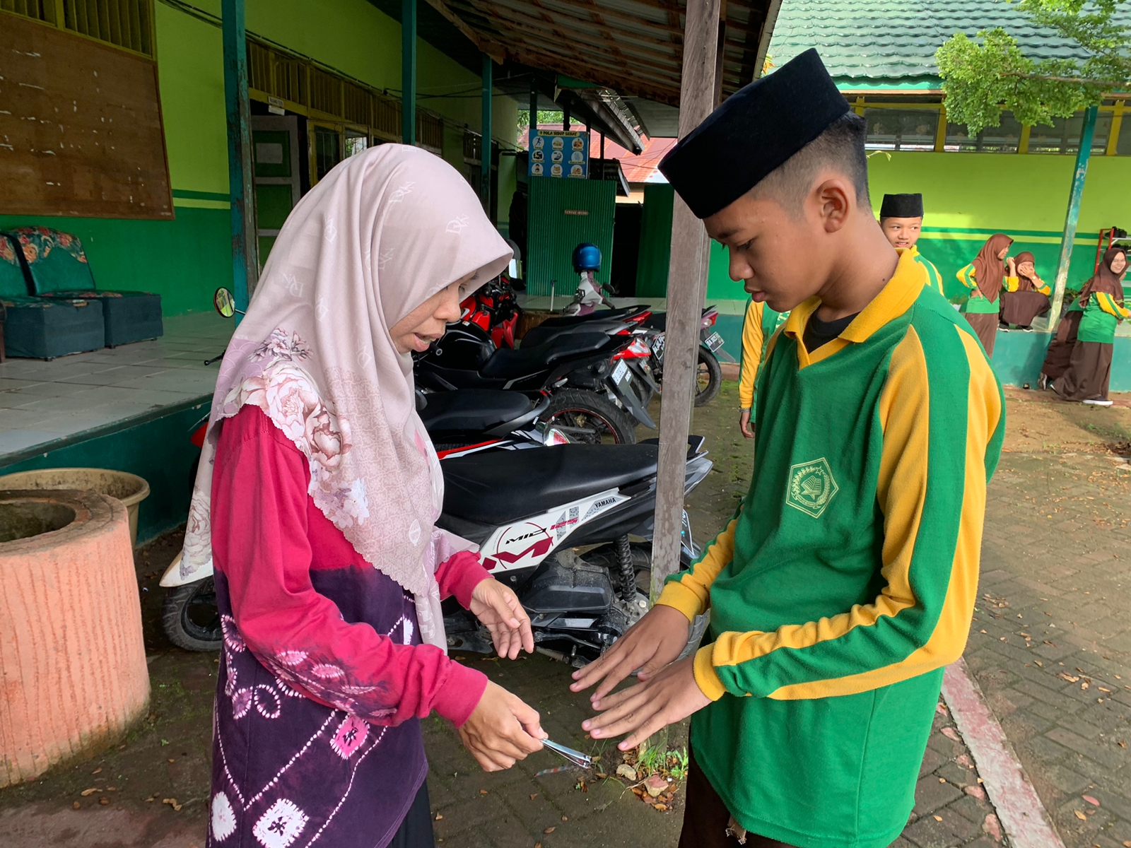 MTsN 4 Hulu Sungai Utara Tertibkan Kuku Hingga Rambut Siswa