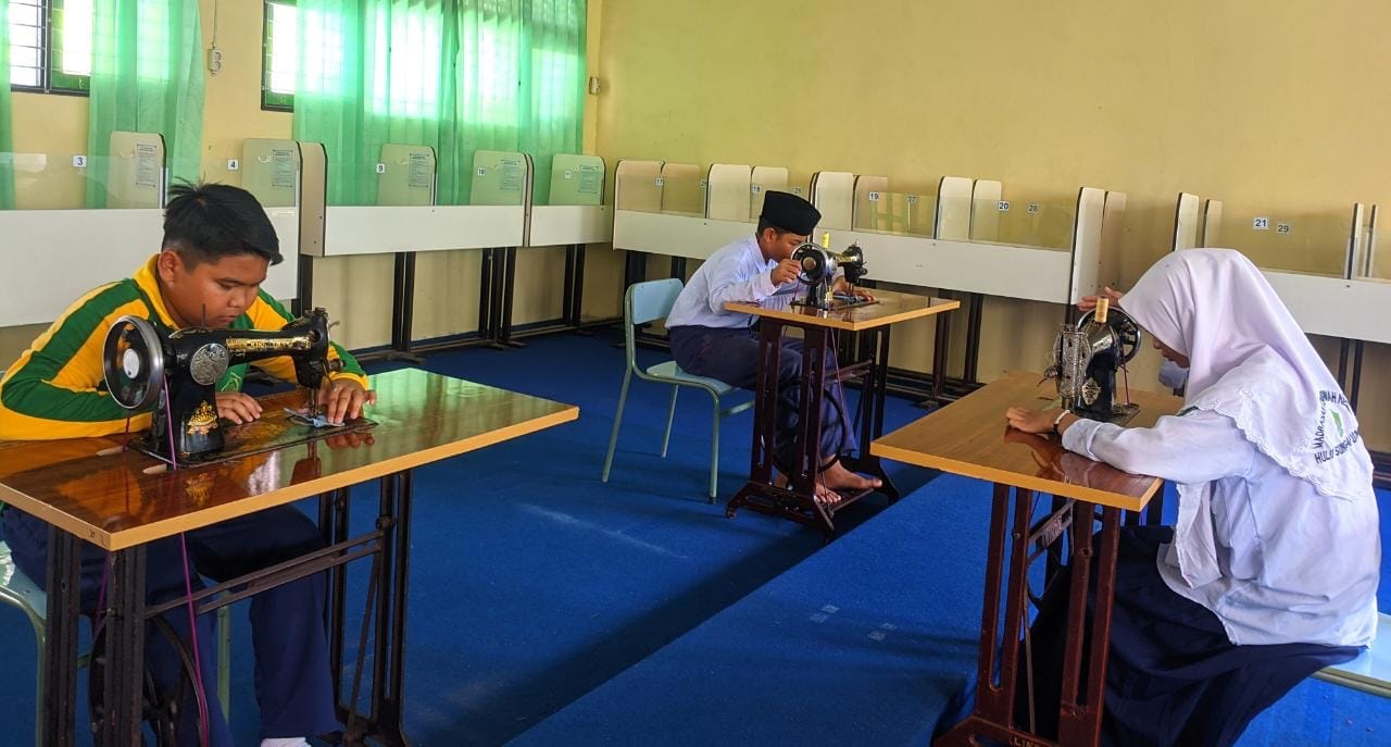 Sediakan Mesin Jahit Baru, MTsN 4 HSU Siap Laksanakan Ekstrakurikuler Menjahit