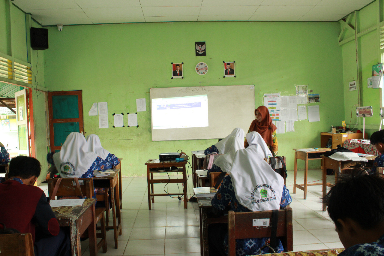 Siswa MTsN 4 HSU Gunakan Platform Alef Education Sebagai Mode Pembelajaran