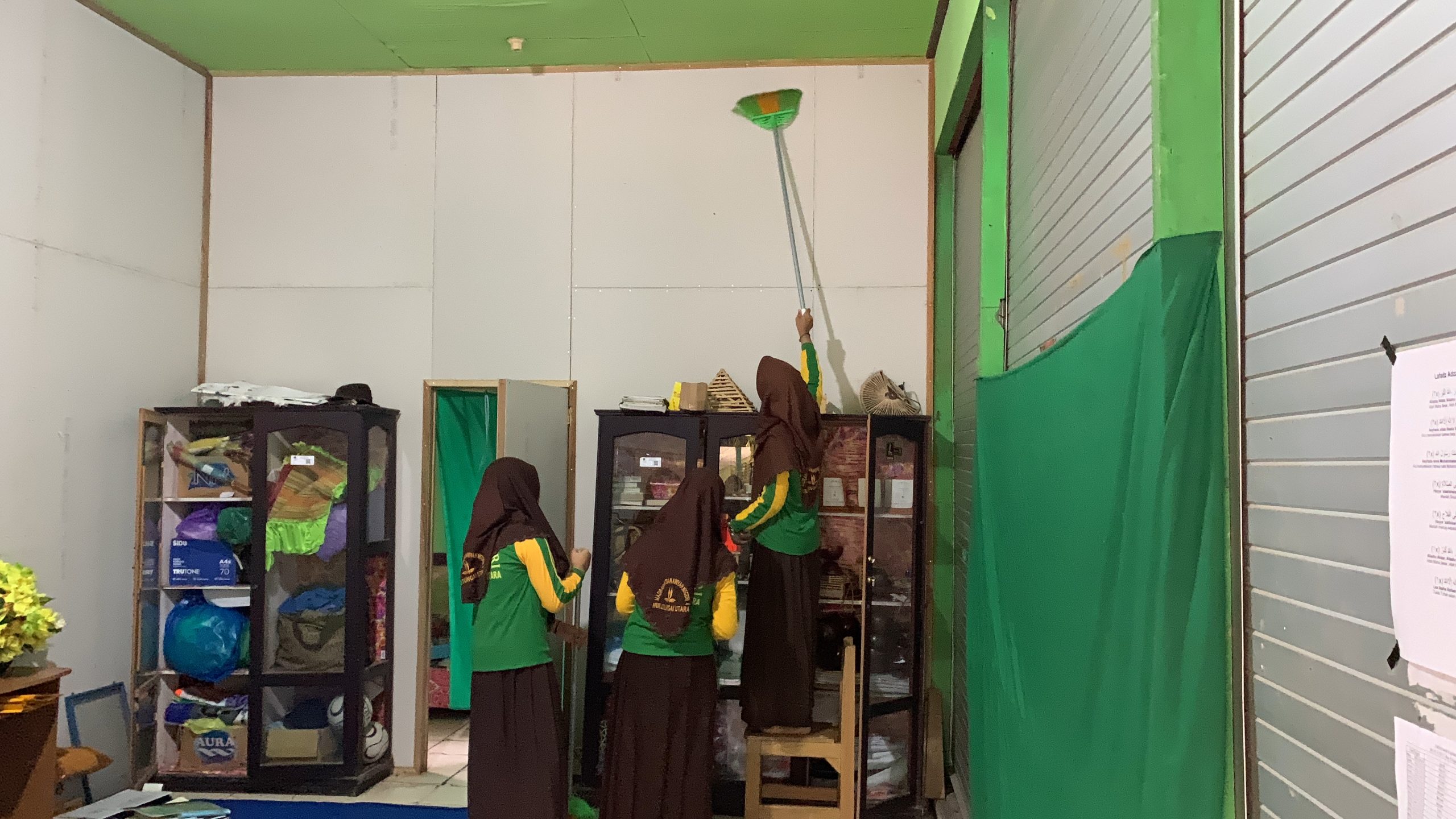 Jaga Kebersihan Berkala, MTsN 4 HSU Laksanakan Gotong Royong Bersama