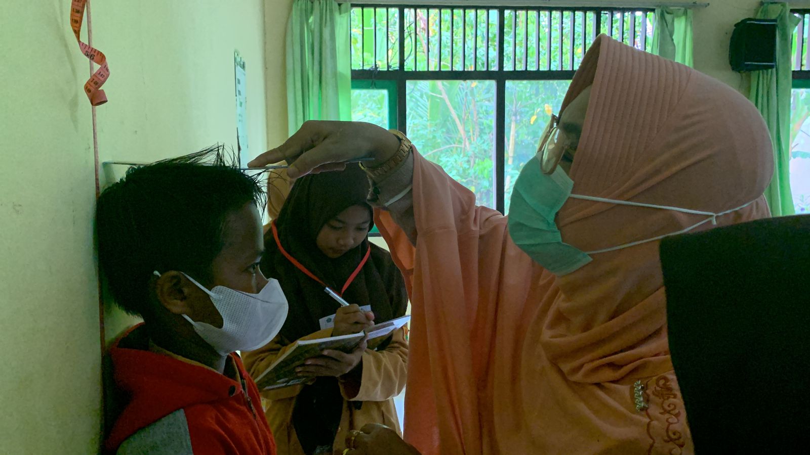 MTsN 4 HSU Laksanakan Penjaringan Kesehatan Siswa dan Pemeriksaan Hb