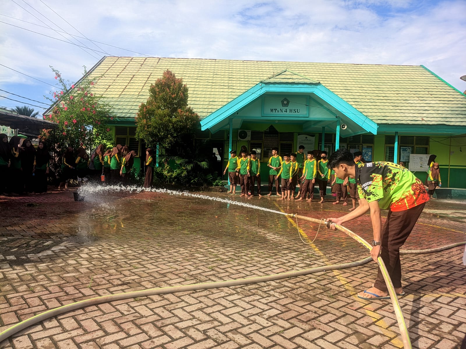 Jelang Asesmen Madrasah, MTsN 4 HSU Laksanakan Gotong Royong