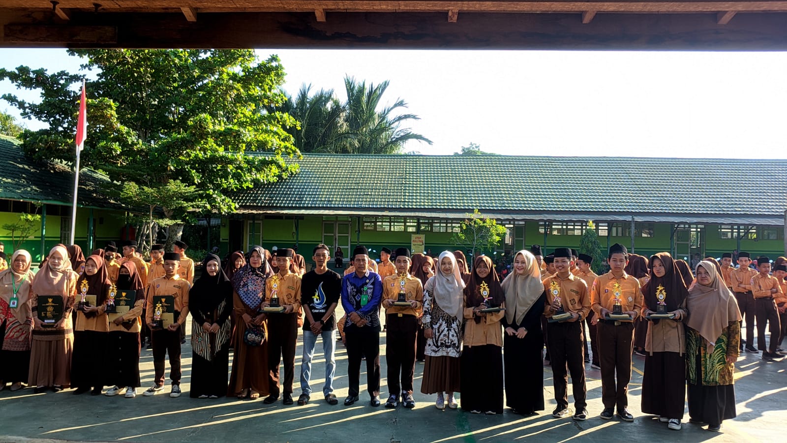MTsN 4 HSU Serahkan Raport Kepada Orang Tua dan Wali Siswa