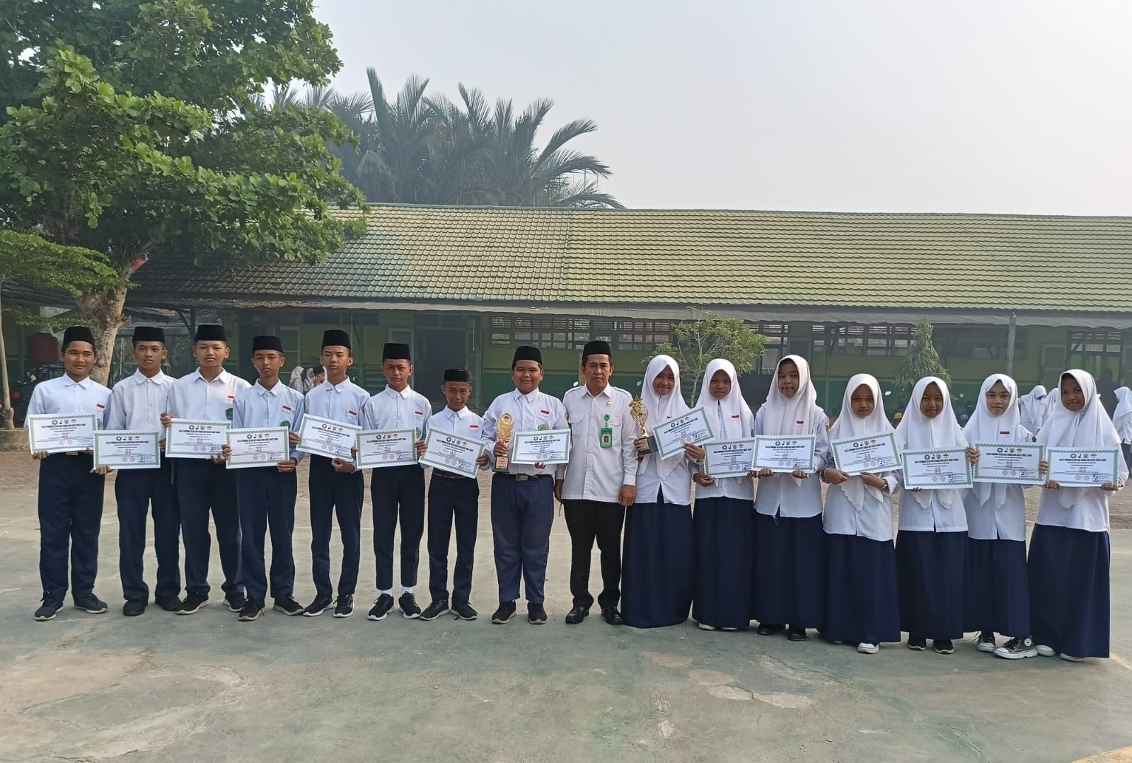 Siswa MTsN 4 HSU Juara Lomba PBB dan Lomba Yel-yel