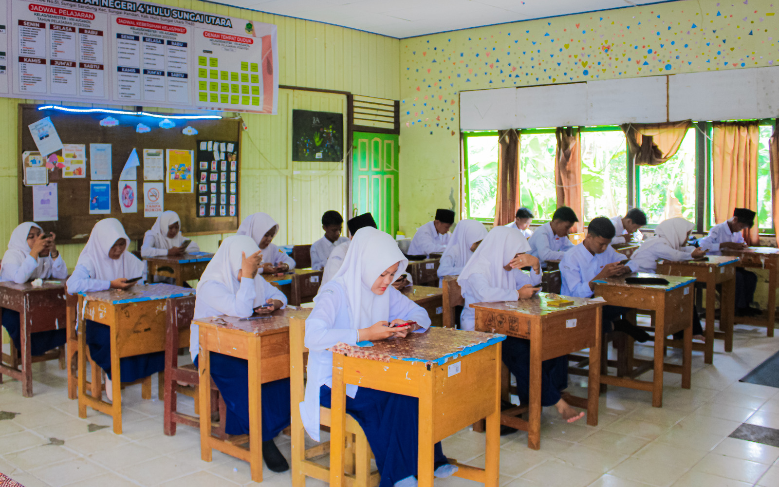 Pelaksanaan Assessment Sumatif di MTsN 4 HSU Terapkan Penggunaan Gadget sebagai Alat Ujian
