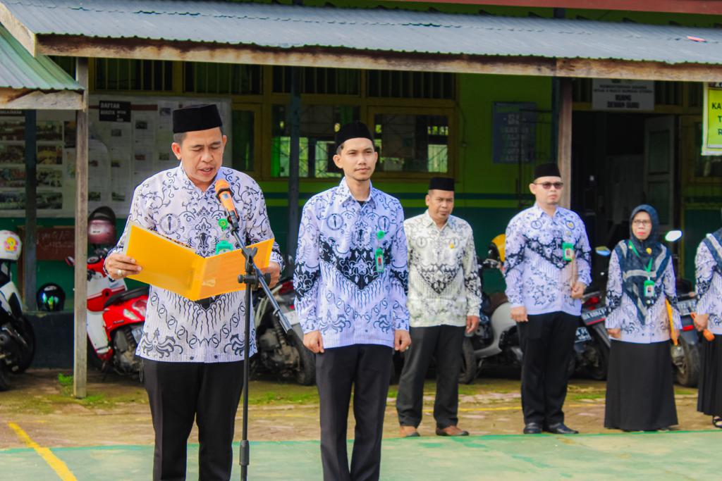Hari Guru Nasional, Guru-guru MTsN 4 HSU Jadi Petugas Upacara