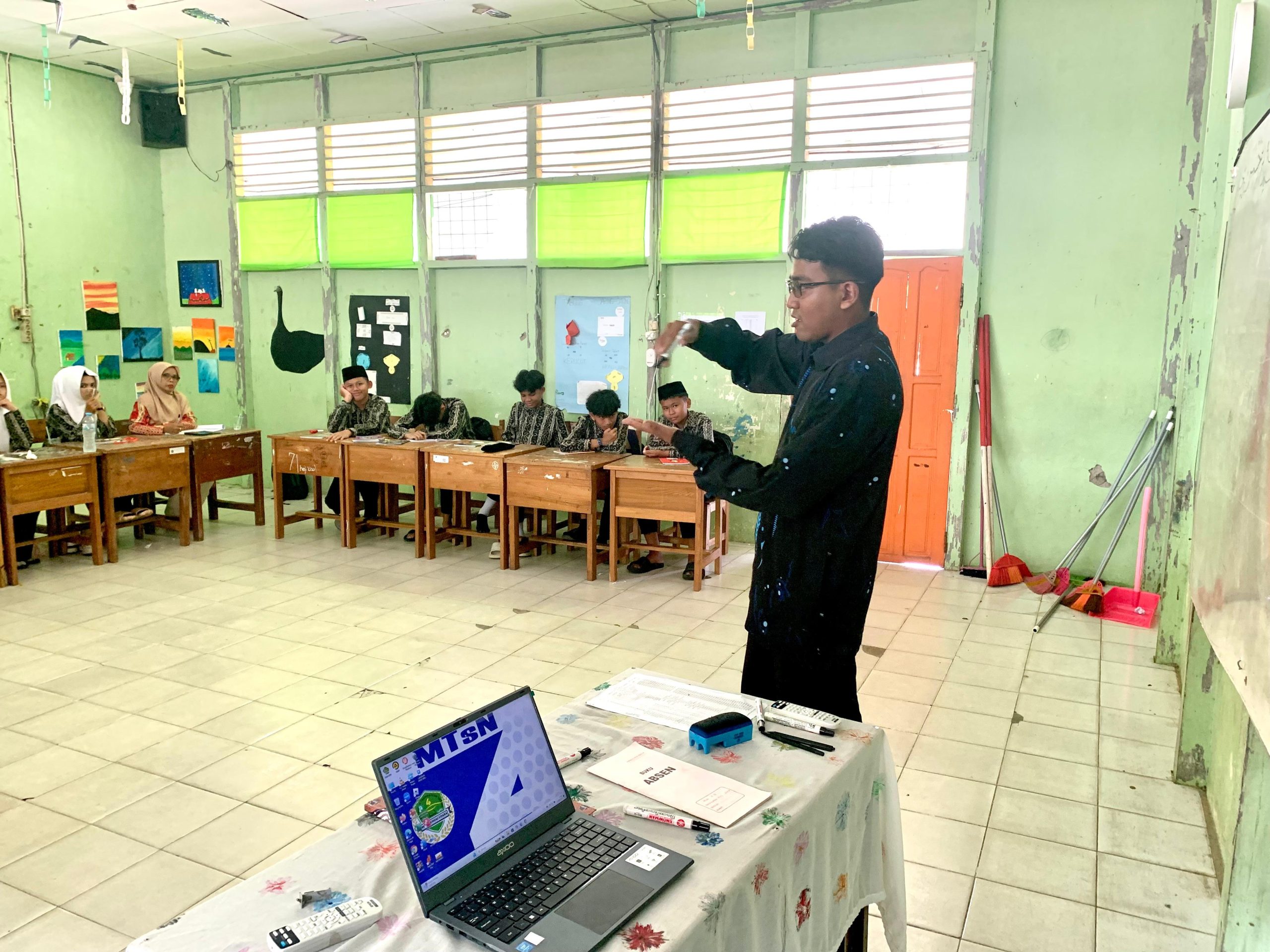 Laksanakan Supervisi, Guru Informatika MTsN 4 HSU Sosialisasikan Penggunaan Internet Pintar kepada Siswa