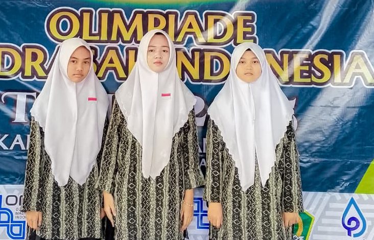 Tiga Siswi MTsN 4 HSU Antusias Ikuti Lomba OMI Mata Pelajaran IPS