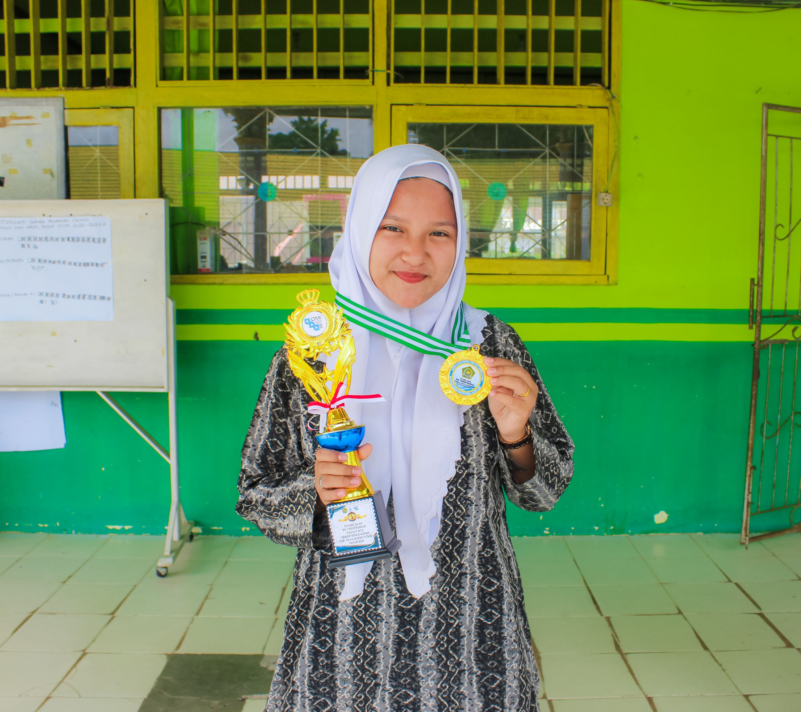 Siswi MTsN 4 HSU Raih Medali Emas OMI Bidang IPA, Wakili Hulu Sungai Utara ke Tingkat Provinsi